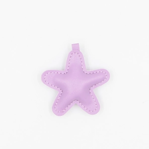 Détail d'un porte-clés étoile en cuir PU violet avec surpiqûres blanches et rembourrage