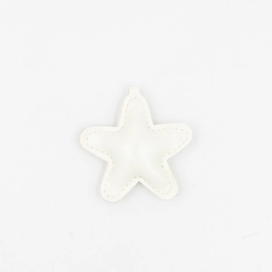 Détail de pendentif en forme d'étoile en similicuir crème avec surpiqûres ton sur ton