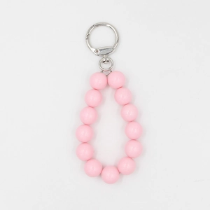 Nahaufnahme von rosa Perlenanhänger mit silbernem Federring für Taschen