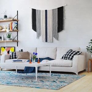 Grand macramé mural fait main style bohème avec franges noires et bleues chic