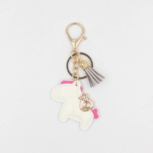 Vue détaillée du charm cheval en cuir avec pompon et pendentif sac porte-bonheur doré