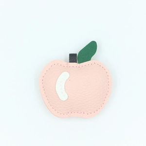 Pendentif en cuir PU rose en forme de pomme avec feuille verte et texture litchi