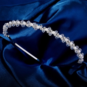Detailaufnahme von eleganten Perlen und Kristallen auf einem dünnen Silberstirnband