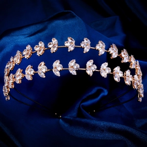 Serre-tête double doré orné de cristaux en forme de feuilles sur satin bleu marine