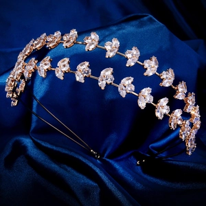 Vue macro d'un diadème doré double couche avec pierres de zircon sur soie bleue