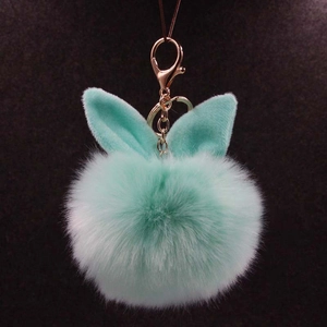 Détail du pompon en fausse fourrure vert menthe avec de mignonnes oreilles de lapin