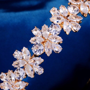 Détail macro du serre-tête floral doré élégant avec cristaux de zircone scintillants