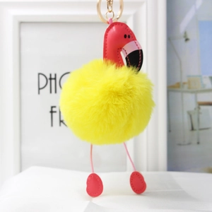 Détail du porte-clés flamant rose en peluche jaune avec anneau en métal doré