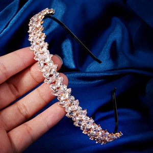 Détail d'un serre-tête doré avec zircons scintillants taille marquise et motif de feuilles