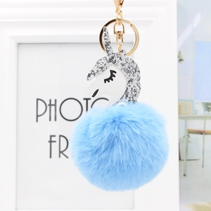Detail eines blauen Einhorn-Plüsch-Schlüsselanhängers mit Goldring und silbernen Glitzerhorn
