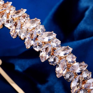 Détail macro du serre-tête doré serti de zircons cubiques en tailles marquise et ronde