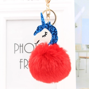 Plüschiger roter Einhorn-Schlüsselanhänger mit blauen Pailletten und goldener Schließe