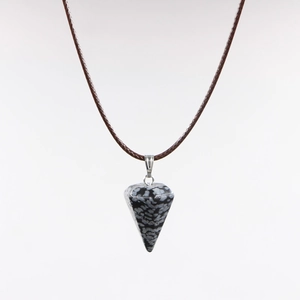 Makro-Detail von sechseckigem Schneeflocken-Obsidian-Anhänger mit silbernem Verschluss