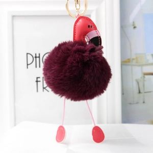 Détail du porte-clés flamant rose en peluche violette avec pattes en cuir rose et anneau doré