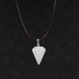 Makroaufnahme eines hexagonalen Anhängers aus weißem Naturstein mit poliertem Finish und Band