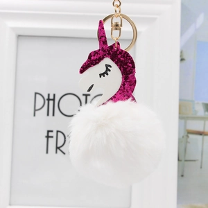 Detailansicht Einhorn-Schlüsselanhänger mit weißem Plüschball und lila Pailletten