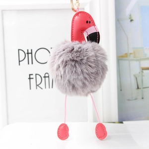 Porte-clés flamant rose avec pompon en fausse fourrure grise et fermoir doré chic