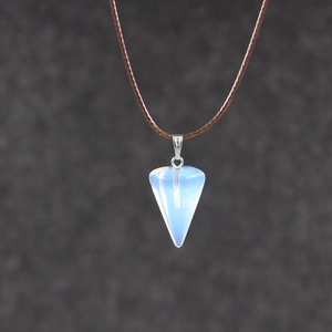 Minimalistische Opal-Halskette mit hellblauem Dreiecksanhänger und brauner gewebter Kordel