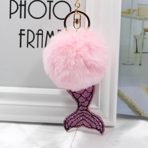 Porte-clés pompon en fourrure rose avec queue de sirène violette à paillettes