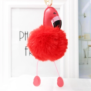 Détail d'un porte-clés flamant rouge en peluche avec similicuir et anneau en métal doré