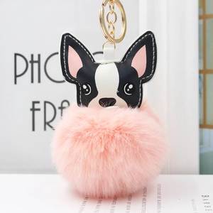 Dettaglio di portachiavi a bulldog francese con pompon in pelliccia rosa e anello oro