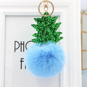 Détail du porte-clés ananas en fausse fourrure bleue avec feuilles à paillettes vertes