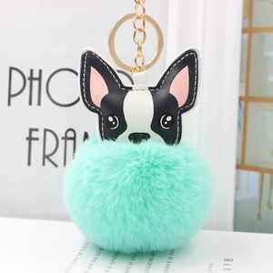 Portachiavi con pompon verde menta e ciondolo a forma di cucciolo in pelle bianca e nera