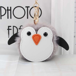 Porte-clés pingouin en fausse fourrure grise avec détails en cuir et anneau doré