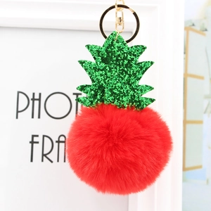 Porte-clés ananas en fausse fourrure avec pompon rouge et anneau en métal doré