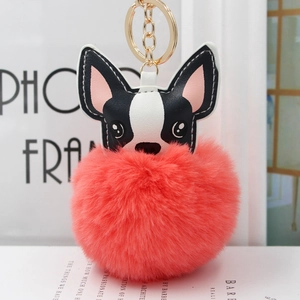 Dettaglio portachiavi a forma di cane con pompon in ecopelliccia color corallo