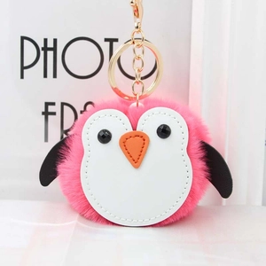 Détail du porte-clés pingouin en peluche avec fourrure synthétique rose et fermoir doré