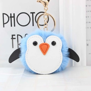 Porte-clés pingouin en peluche bleu clair 8cm en fausse fourrure avec boucle dorée