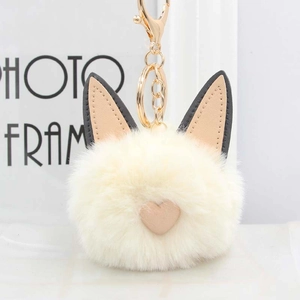 Détail du porte-clés chat en peluche crème avec oreilles en cuir PU et cœur doré