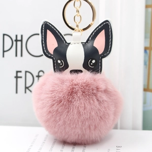 Dettaglio del portachiavi pompon in pelliccia sintetica con testa di bulldog in pelle