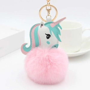 Détail du porte-clés licorne en peluche rose avec anneau doré et finitions en similicuir
