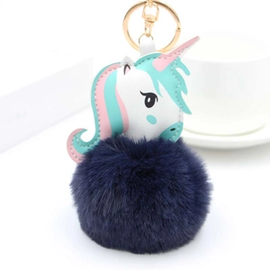 Détail du porte-clés licorne en fourrure bleue avec fermoir doré et corne rose