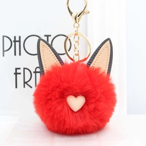 Porte-clés chat en peluche rouge avec fermoir doré et détail de petit cœur
