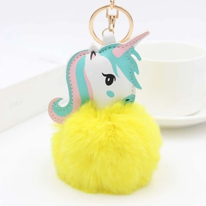 Détail du porte-clés licorne en peluche avec crochet doré et pompon en fausse fourrure