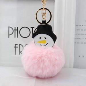 Détail du porte-clés bonhomme de neige en peluche rose avec un fermoir doré brillant