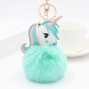 Détail du porte-clés licorne en peluche vert menthe avec fermoir doré et cuir cousu