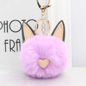 Détail du porte-clés chat en peluche rose-violet avec oreilles en cuir et fermoir doré