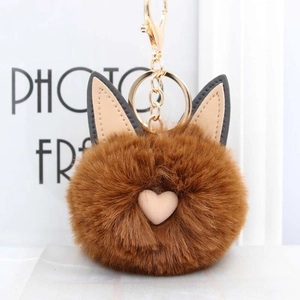 Porte-clés pompon chat marron avec oreilles en cuir et fermoir en métal doré