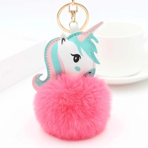 Détail d'un porte-clés licorne créatif avec pompon en fausse fourrure et anneau doré