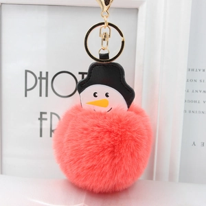 Détail du porte-clés bonhomme de neige en peluche corail avec fermoir doré brillant