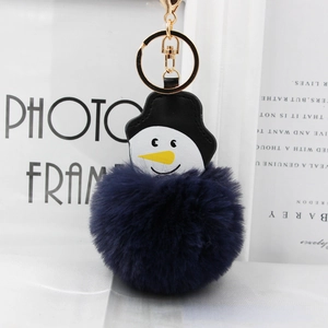 Vue détaillée du porte-clés bonhomme de neige en fausse fourrure bleu marine avec clip