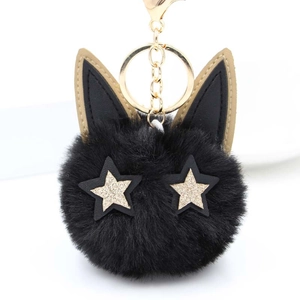 Détail du porte-clés chat en fausse fourrure noire avec des yeux étoiles dorées
