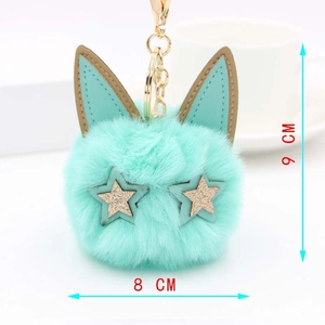 Détail du porte-clés chat en peluche vert menthe avec yeux étoilés et fermoir doré, 8cm