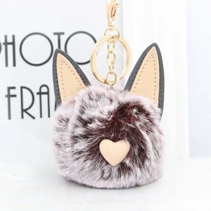Vue détaillée du porte-clés chat en peluche avec un mousqueton doré et cœur rose