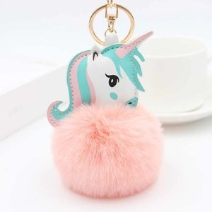 Porte-clés licorne en fausse fourrure rose avec anneau doré et charme en cuir