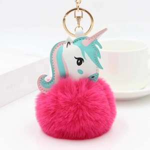 Détail du porte-clés licorne avec pompon en fausse fourrure rose et tête en cuir blanc